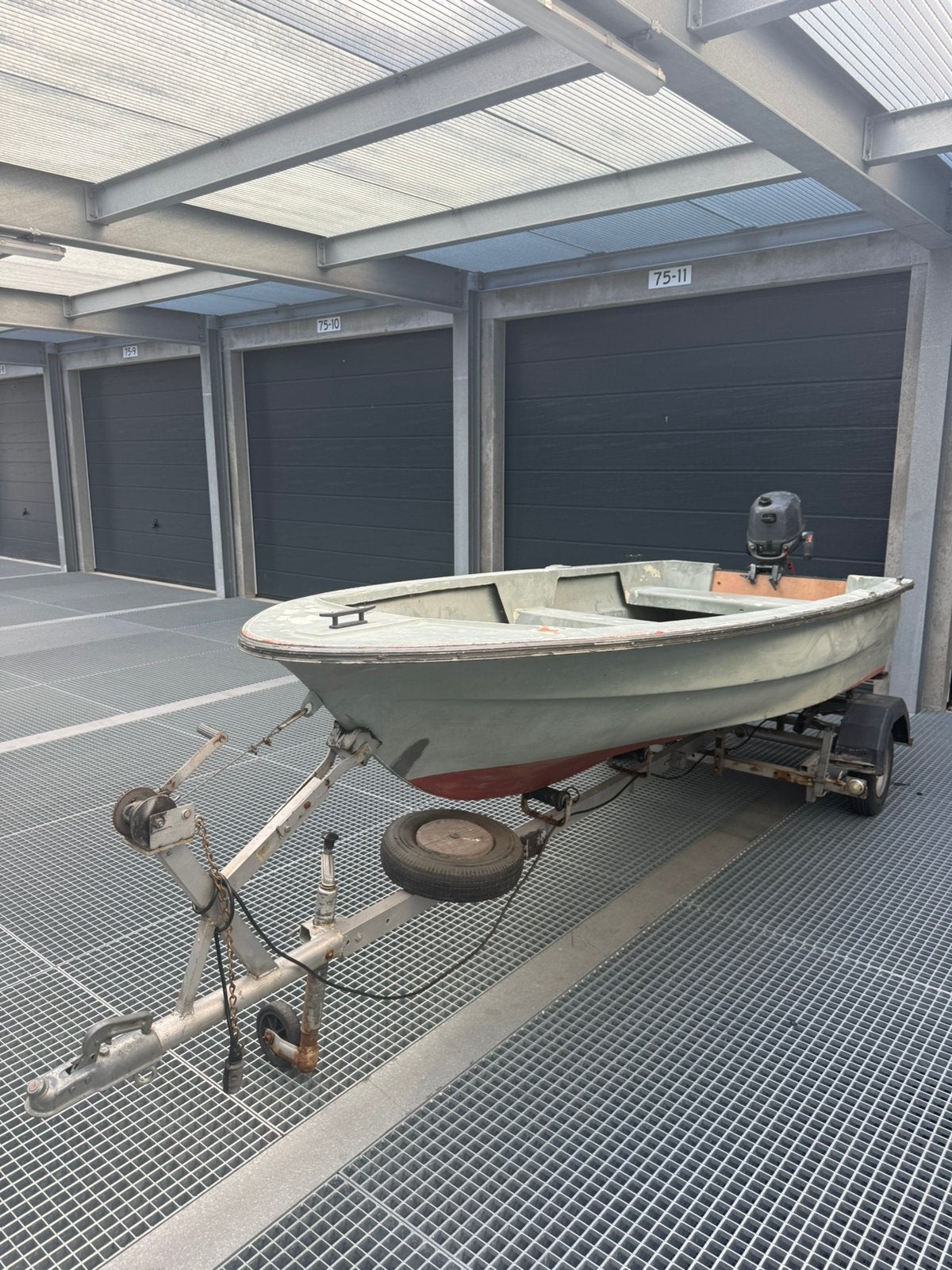 Opknap polyster visserbootje met trailer en buitenbootdmotor, Ophalen, Gebruikt