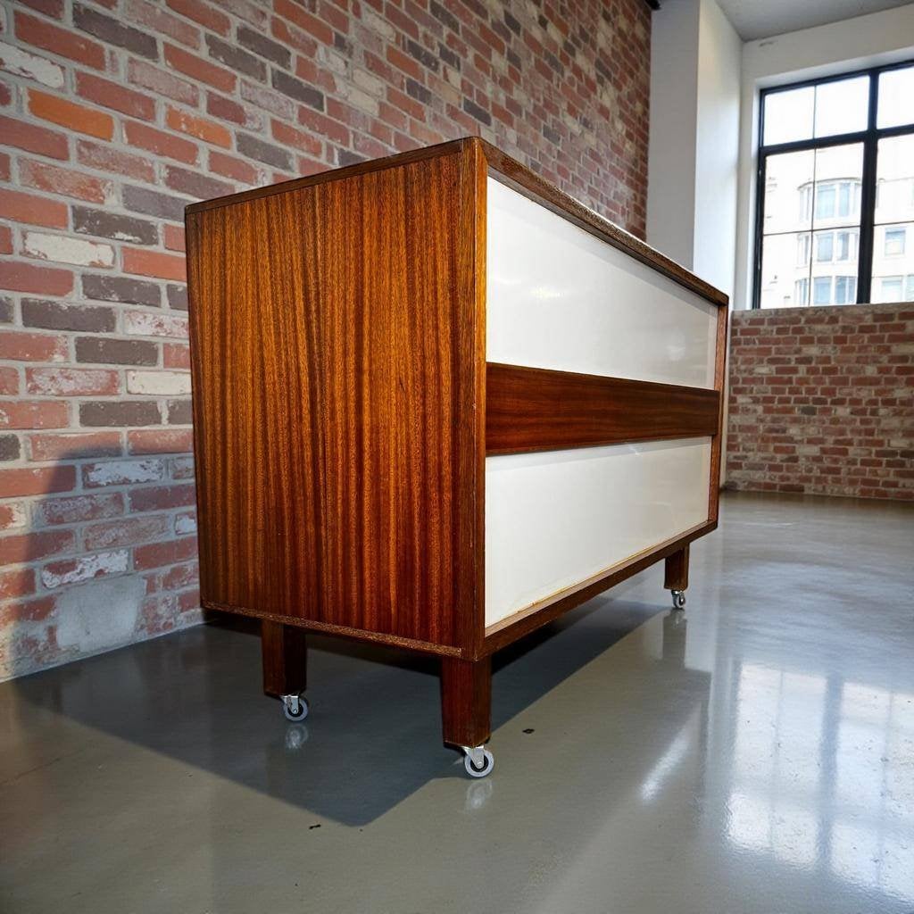Vintage houten winkeltoog / toonbank op wieltjes, Ophalen