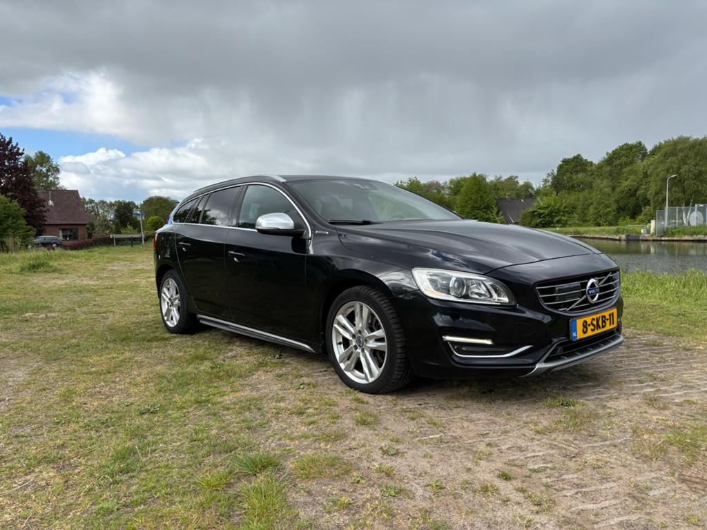 Volvo V60 2.4 D6 AWD 283 pk Plug-in Hybrid 2013 Zwart, Auto's, Automaat, 1849 kg, 1800 kg, Zwart