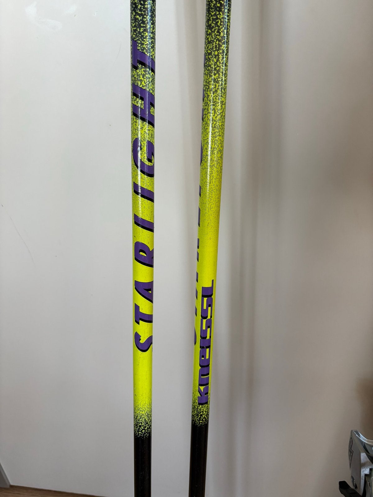 Dynamic VR01 ski's met Fischer bindingen en skistokken, 140 tot 160 cm, Gebruikt, Skiën, Ski's