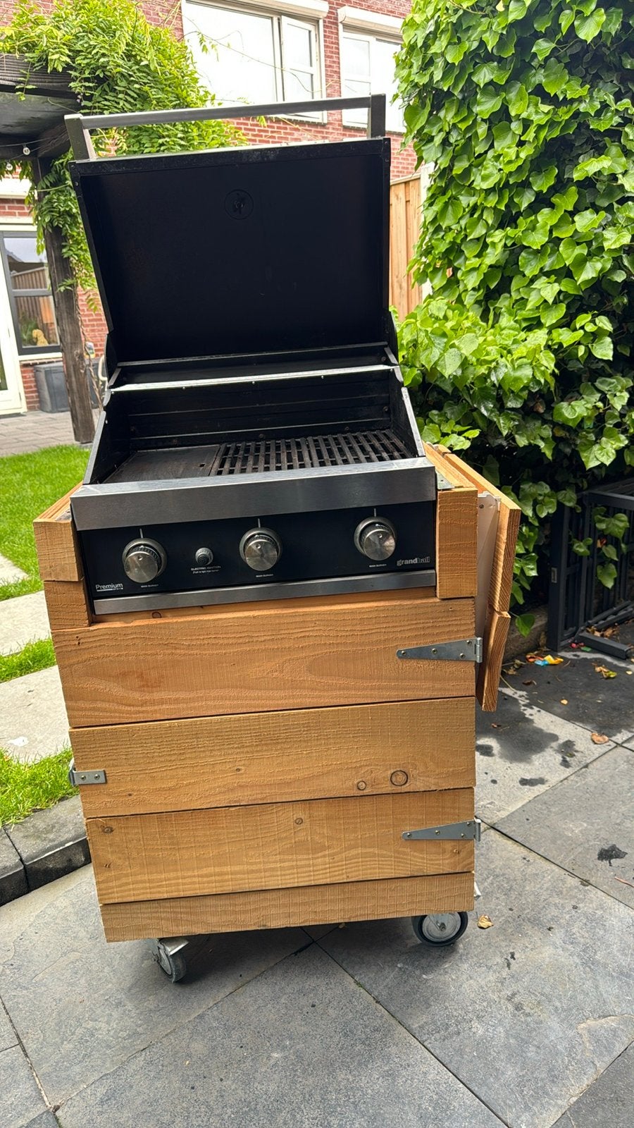 Grandhall G3 BBQ Buitenkeuken met Houten Ombouw, Ophalen, Gebruikt
