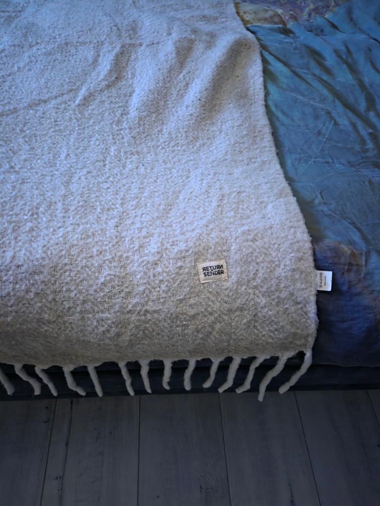 Plaid van Return to Sender!, Huis en Inrichting, Woonaccessoires | Plaids en Woondekens, Ophalen of Verzenden, Nieuw