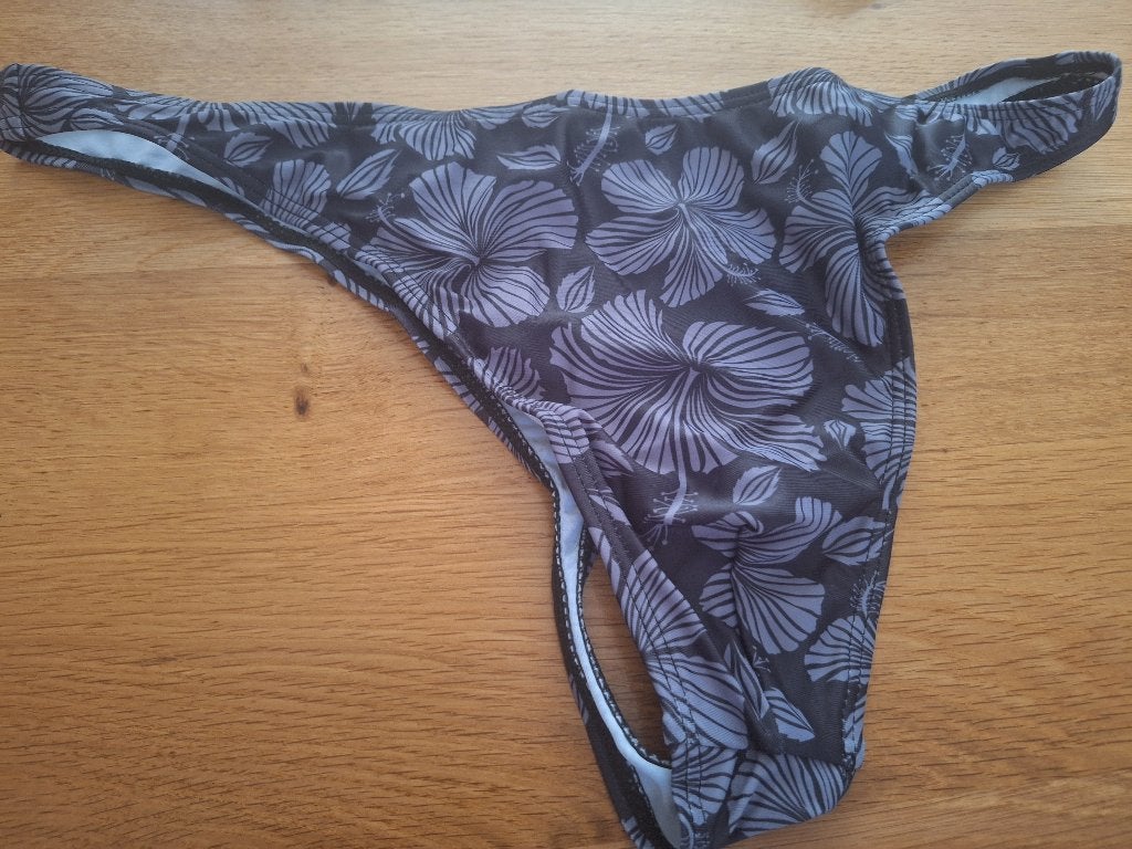 Zwarte zwemstring met bloemenprint maat M, Kleding | Heren, Onbekend, Zwart, Zwemslip, Verzenden