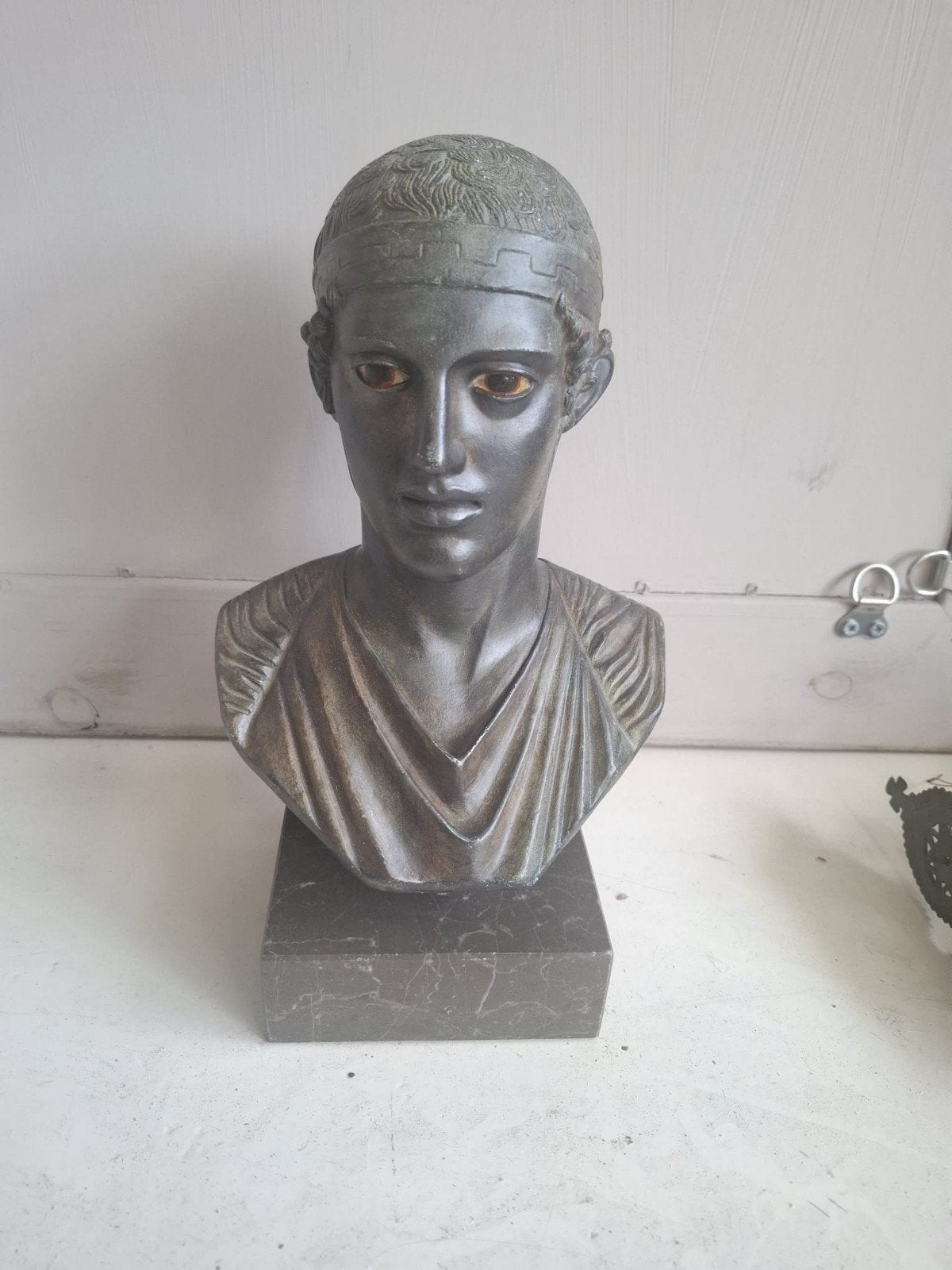 Antieke bronzen buste op marmeren sokkel, klassieke stijl, Verzenden, Buste, Gepatineerd, Brons