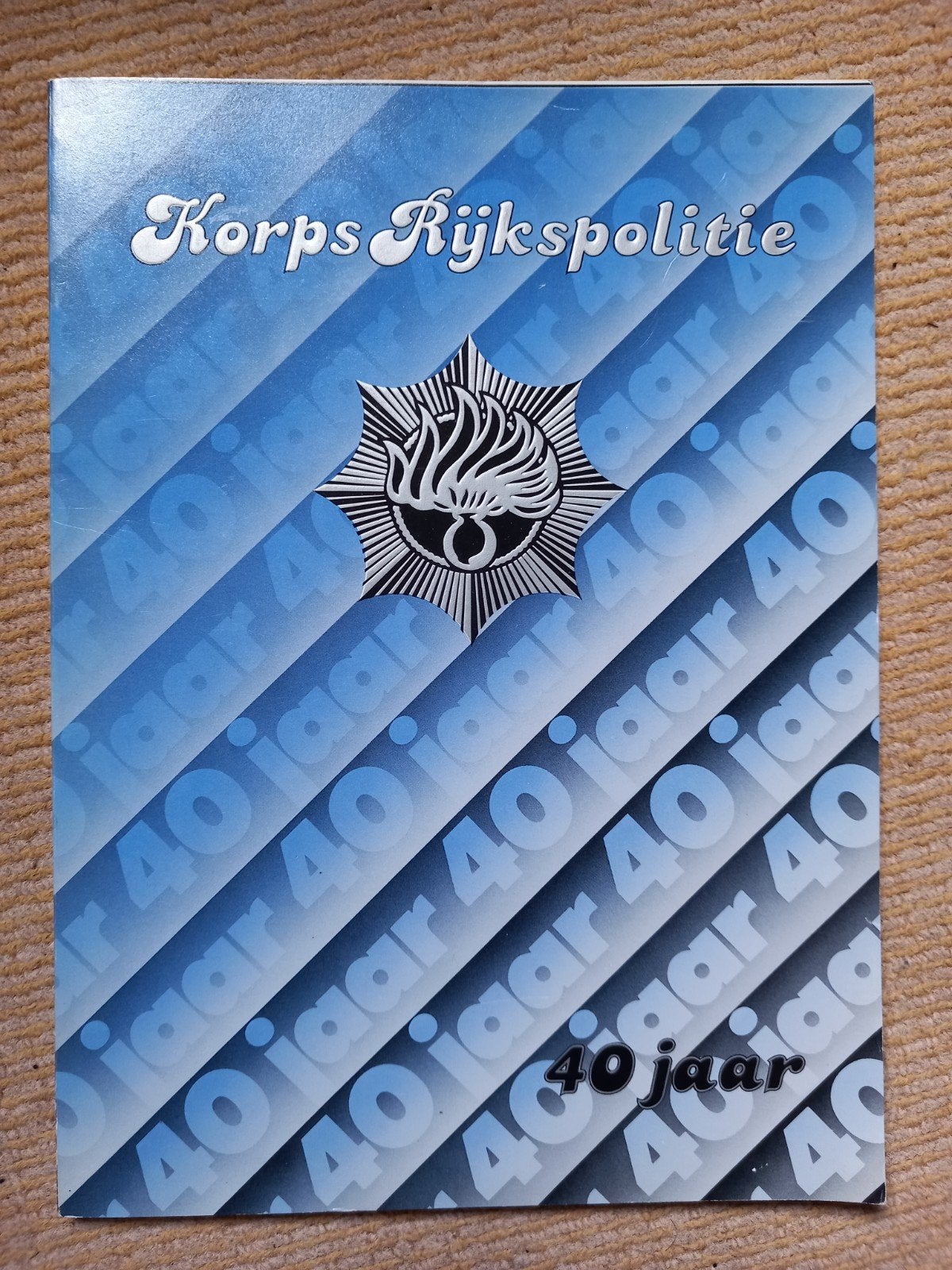 40 jaar Korps Rijkspolitie gids - Jubileumboek politie, Boeken, Ophalen of Verzenden, Gelezen, Overige typen
