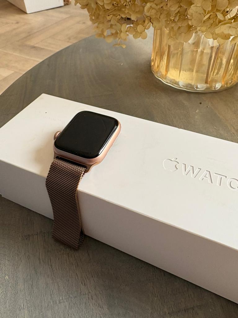 Apple watch serie 5 gold 40 mm, Ophalen of Verzenden, Zo goed als nieuw, Roze, IOS
