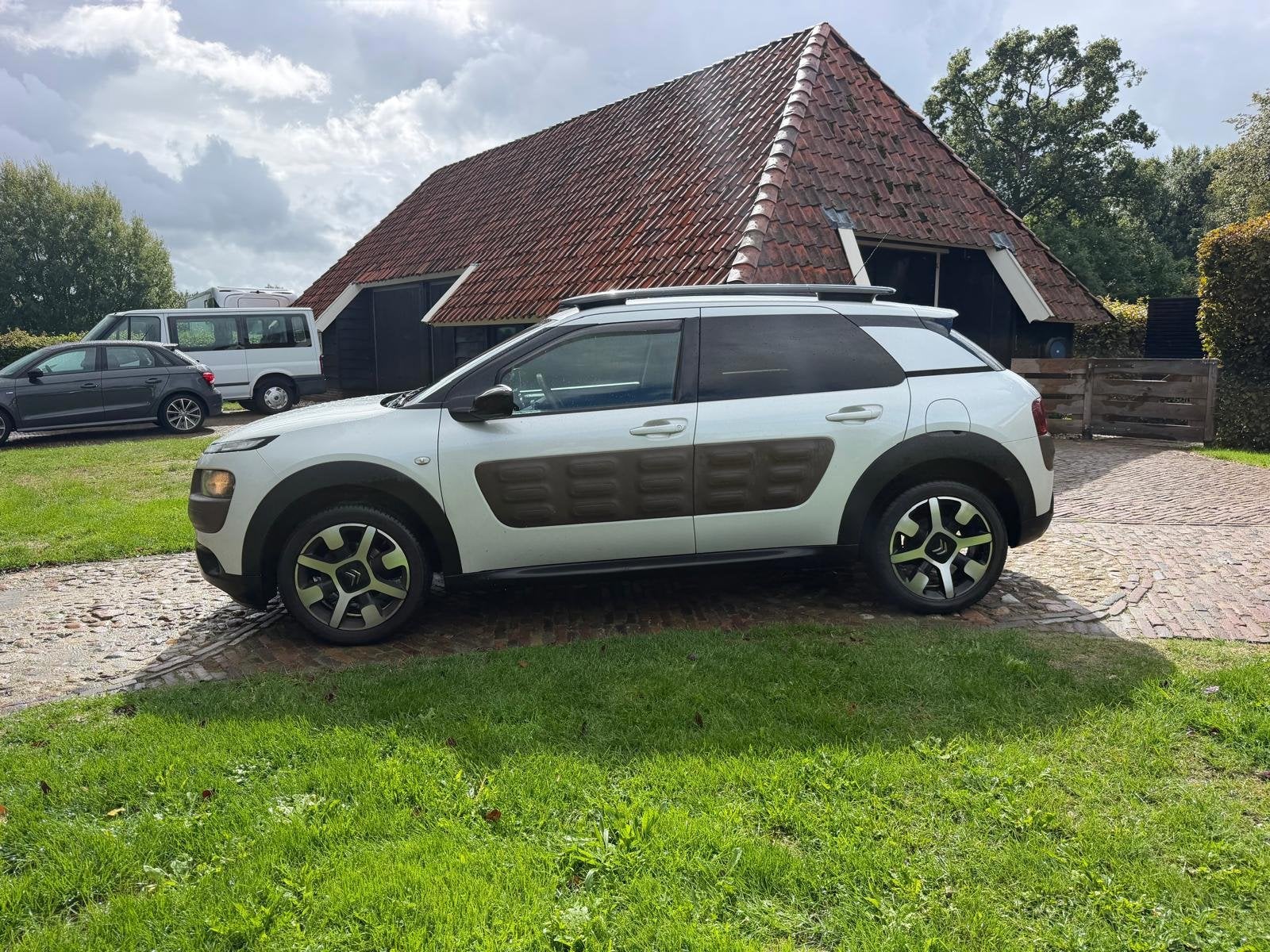 Citroen C4 CACTUS 1.2 e-VTi Feel-Navi-Camera-17"-AUTOMAAT-, Euro 6, 82 pk, 3 cilinders, C4 Cactus