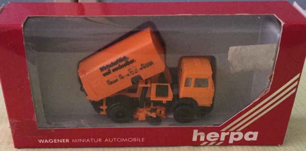 Herpa 1:87 Iveco straatveger vrachtauto, Hobby en Vrije tijd, Modelauto's | 1:87, Ophalen of Verzenden, Zo goed als nieuw, Bus of Vrachtwagen
