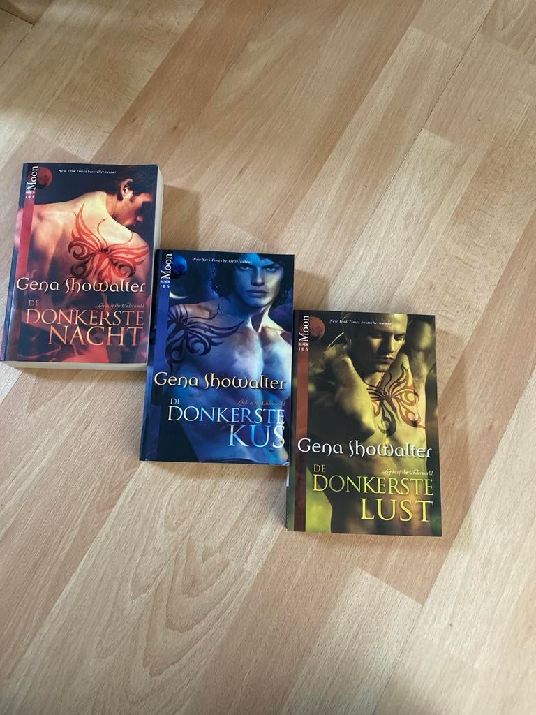 Gena Showalter - De Donkerste Nacht, Kus, Lust (3 boeken), Ophalen of Verzenden, Gelezen, Nederland