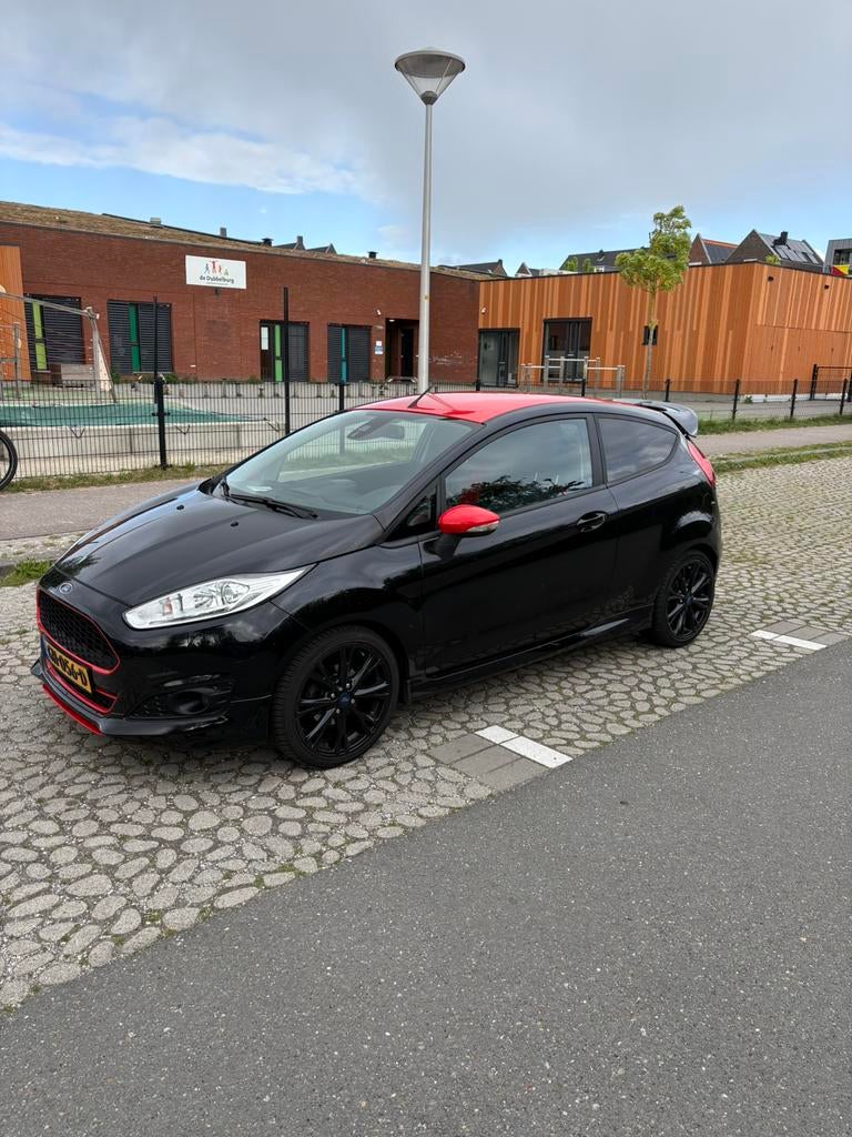 Ford Fiësta 1.0 Ecoboost 140PK 3D 2015 Zwart, Auto's, Voorwielaandrijving, 40 €/maand, 1028 kg, Zwart