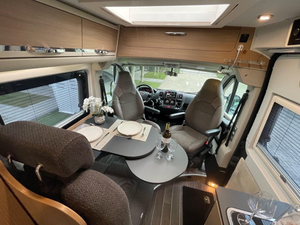 Adria Twin 640 SPX DWARSBED ZONNEPANEEL BEARLOCK EURO6, Caravans en Kamperen, Buscamper of Camperbus, Ringverwarming, Fiat, 6 tot 7 meter