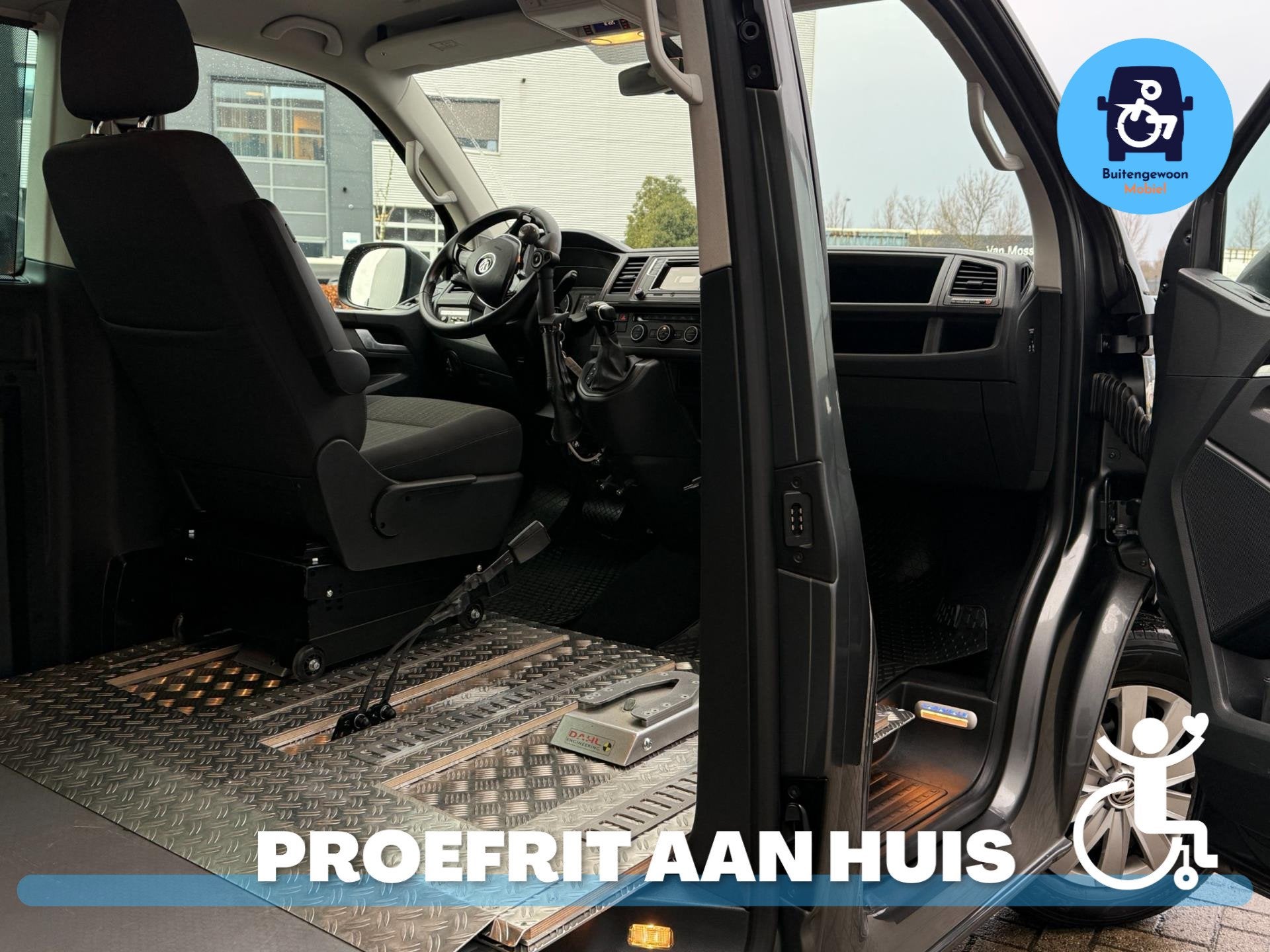 Volkswagen Transporter Multivan Caravelle Rolstoelbus ZELFRI, Dealer onderhouden, Stof, Gebruikt, Zwart