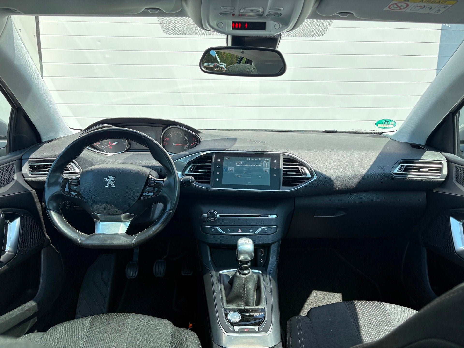 Peugeot 308 1.6 THP Première Cruise|Pano|Trekhaak|Rijklaar, 125 pk, Gebruikt, Zwart, 4 cilinders
