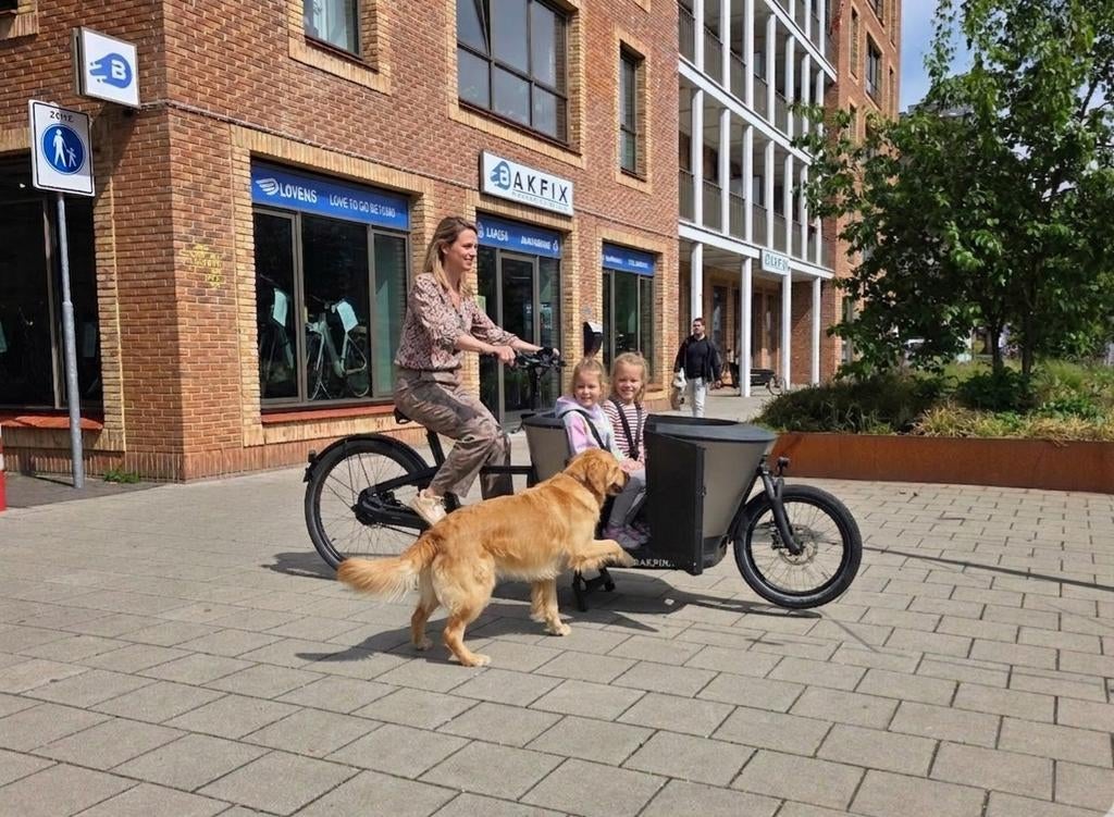 Elektrische Carqon bakfiets met deurtje hondenbakfiets, 4 kinderen of meer, Ophalen of Verzenden, Zo goed als nieuw, Info@carqon.nl