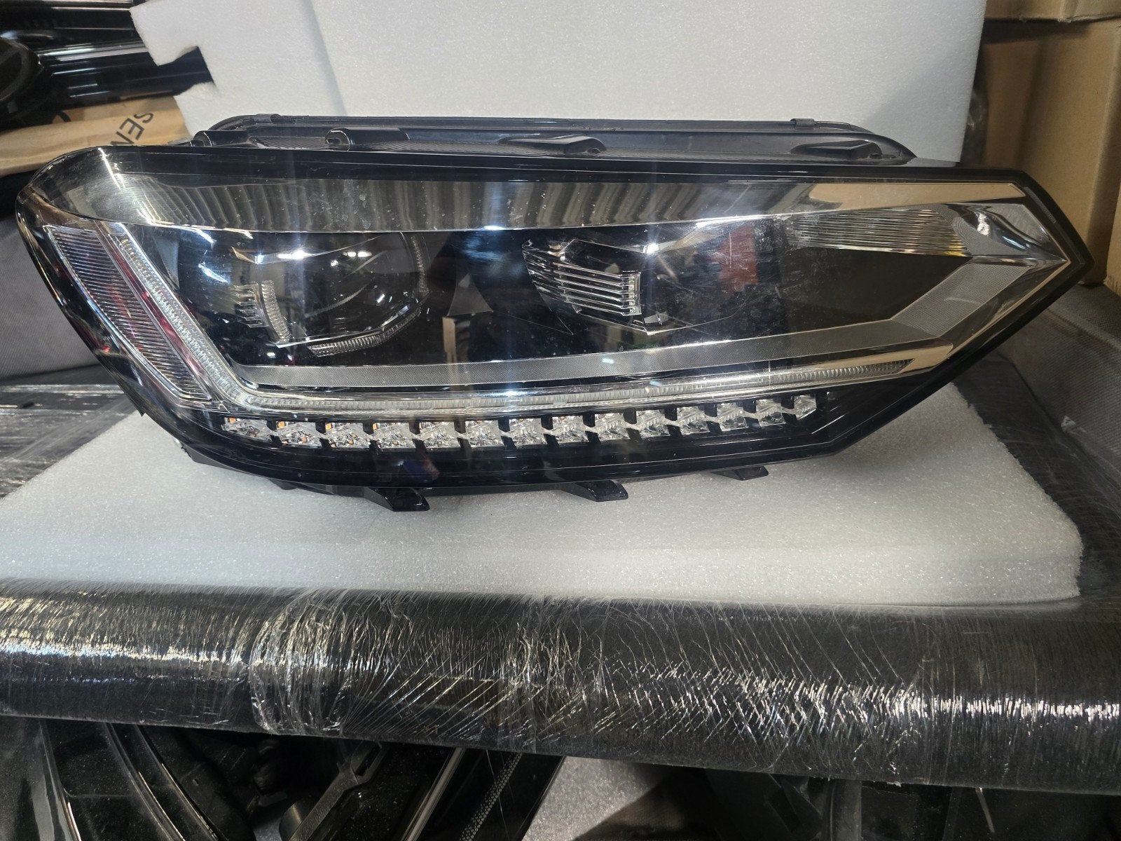 Koplamp Led rechts VW Touran 5TA bj 2015-heden, Gebruikt, Volkswagen, Wolfsburg, Ophalen of Verzenden