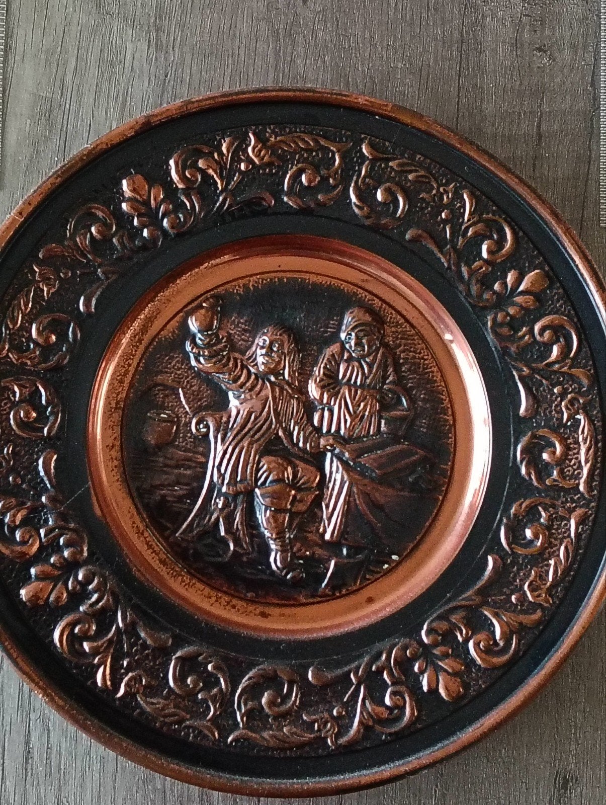Set van 2 koperen wandborden met reliëfscènes, Antiek en Kunst, Antiek | Koper en Brons, Ophalen of Verzenden