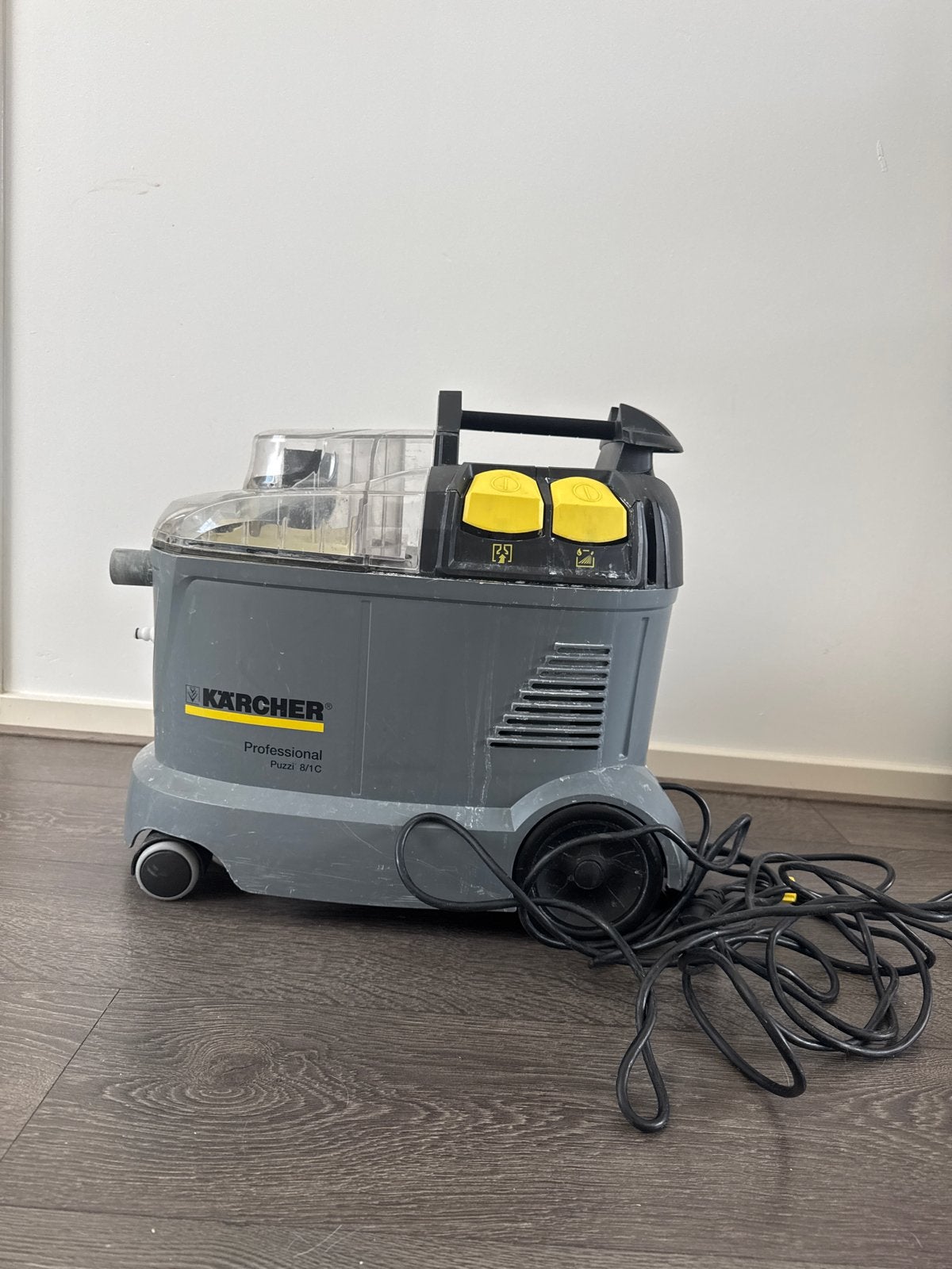 Kärcher Professional Puzzi 8/1 C Spuitextractiereiniger, Gebruikt, Kärcher, Vloerreiniger, Reservoir