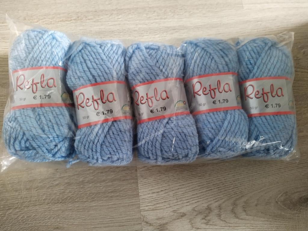 Nieuwe bollen wol. Garen. Licht blauw. Acryl., Ophalen of Verzenden, Nieuw, Breien of Haken, Wol of Garen