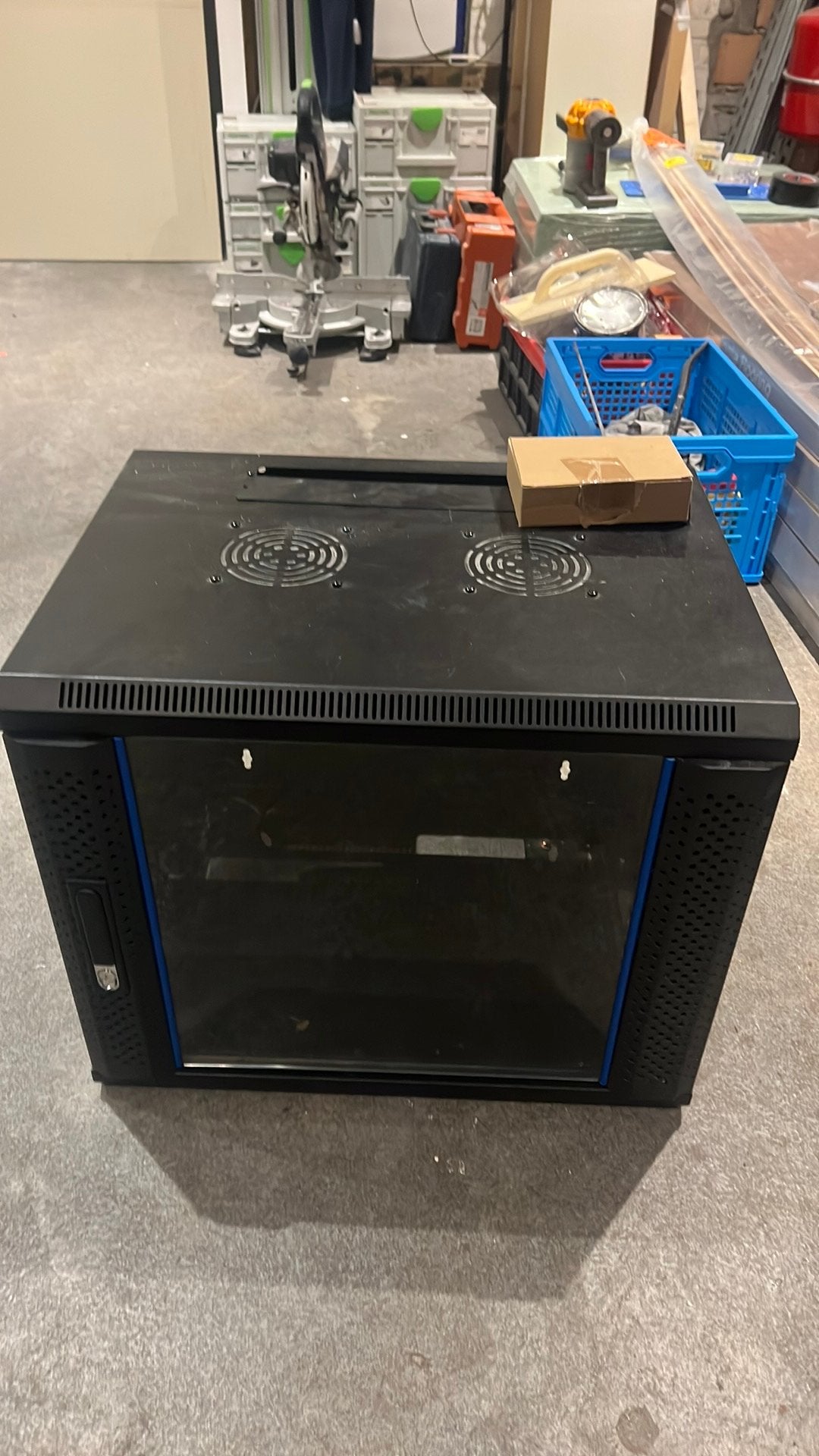 Serverkast 9U wandkast met glazen deur 600x450x500mm (BxDxH), Ophalen, Gebruikt, Glas, Geperforeerd
