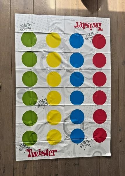 Hasbro Twister Gezelschapsspel Partyspel met 2 extra moves, Hobby en Vrije tijd, Gezelschapsspellen | Bordspellen, Coolsingel 104, 3011 AG Rotterdam, Netherlands