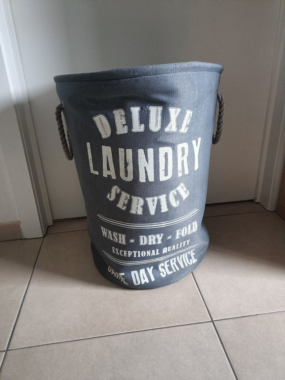 "Deluxe Laundry Service" Wasmand, Huis en Inrichting, Ophalen, Zo goed als nieuw, Grijs