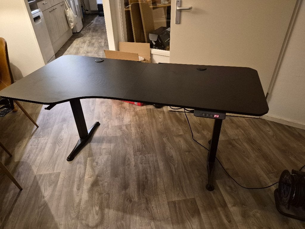 Foto 2 van Electrisch verstelbaar bureau met bureaustoel