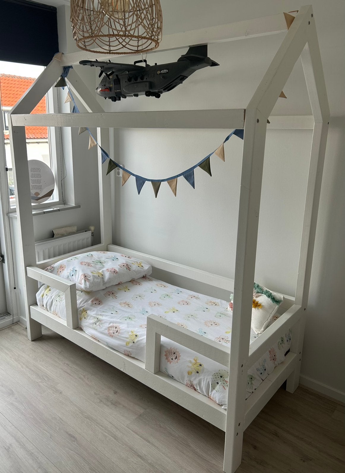 Mooi houten huisbed / kinderbed 70x160 cm, Ophalen, Zo goed als nieuw, Hoogslaper