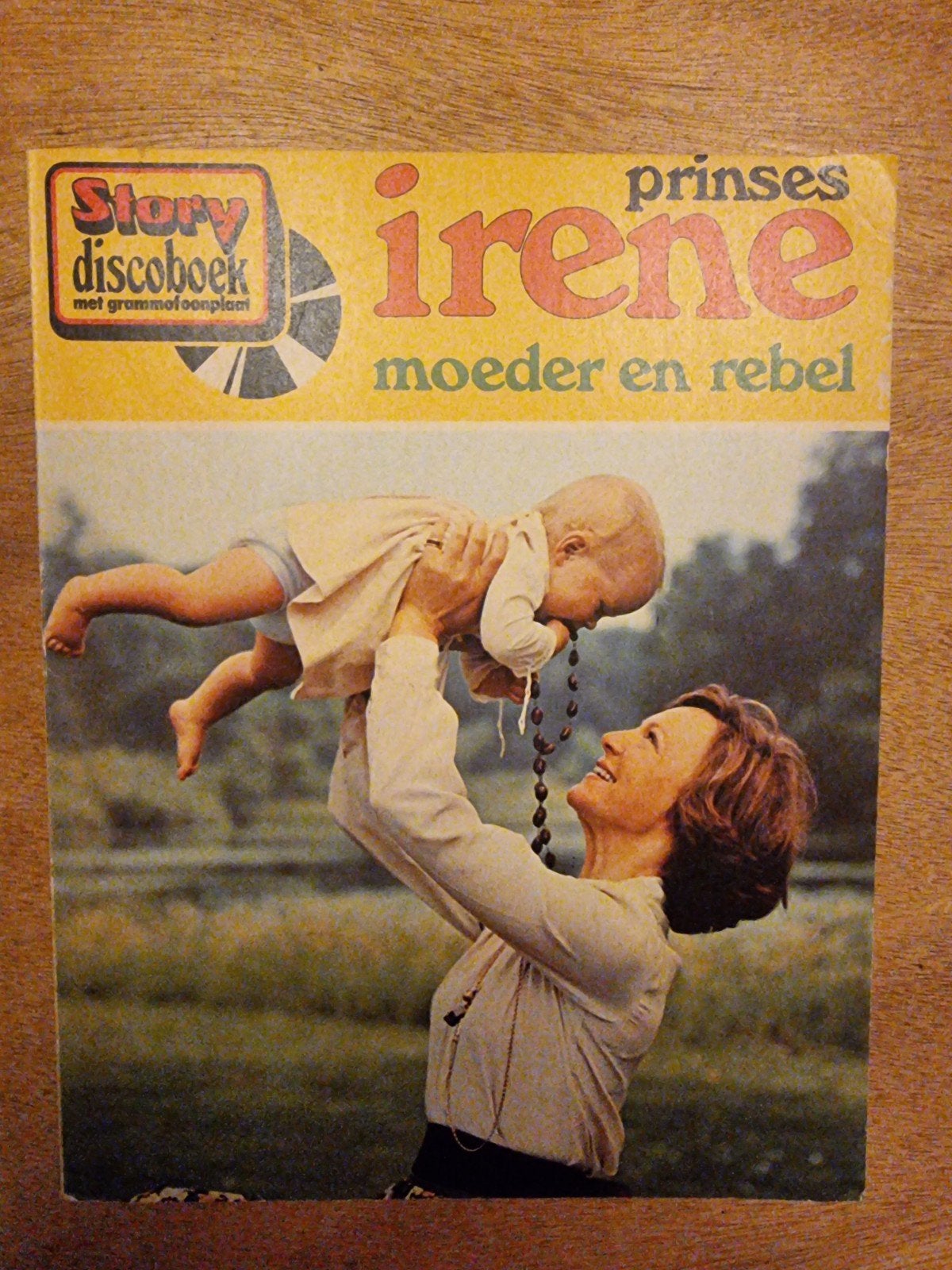 Story boek Prinses Irene moeder en rebel + grammofoonplaat, Verzamelen, Ophalen of Verzenden, Gebruikt, Nederland, Tijdschrift of Boek
