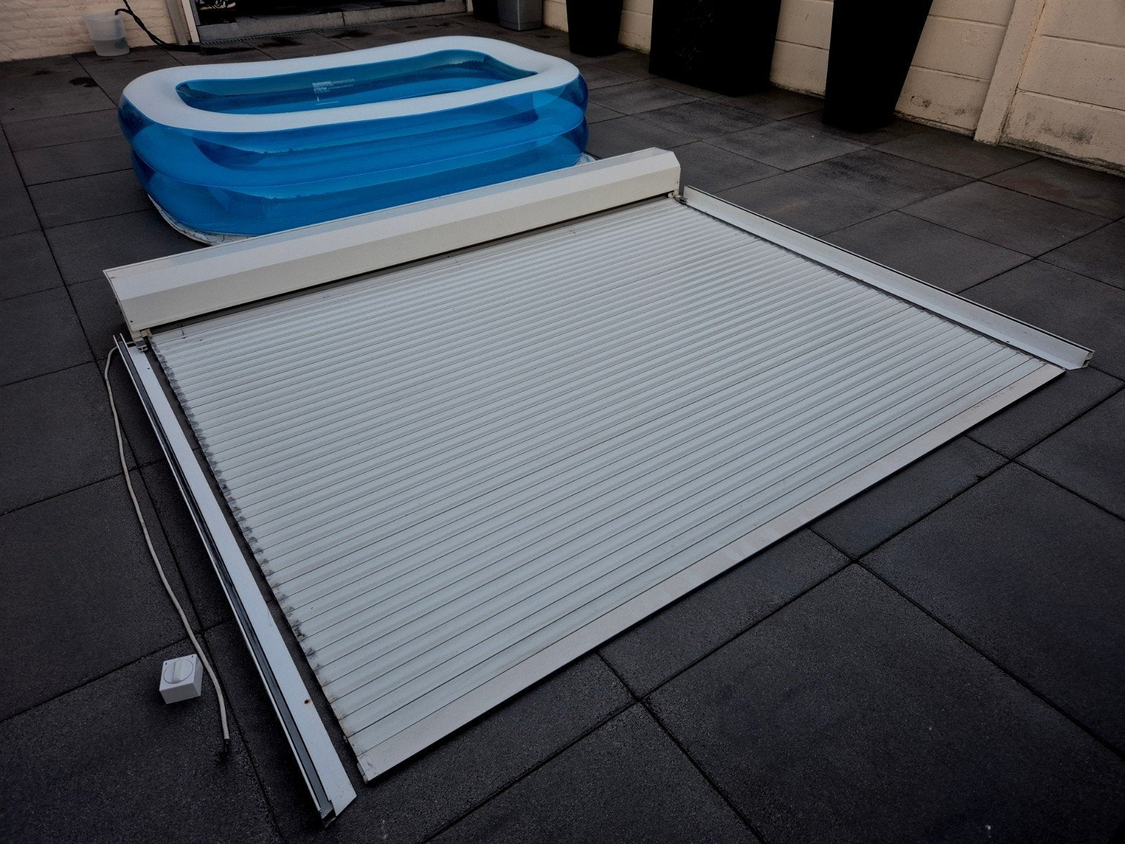 Groot  electrische  rolluik, Doe-het-zelf en Verbouw, Rolluiken, Ophalen, Gebruikt, Wit, 200 cm of meer