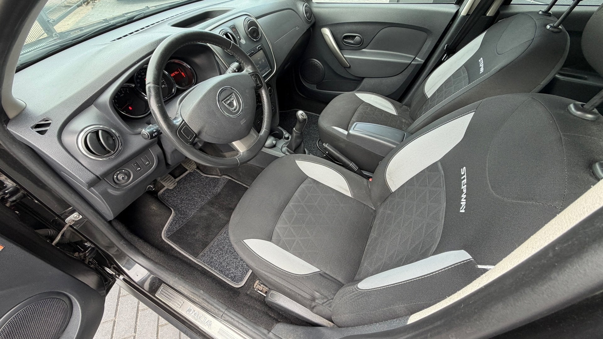 Dacia Sandero 0.9 TCe Stepway Lauréate|Cruise|Navi|Bluethoo, Auto's, Voorwielaandrijving, 898 cc, Euro 6, Zwart