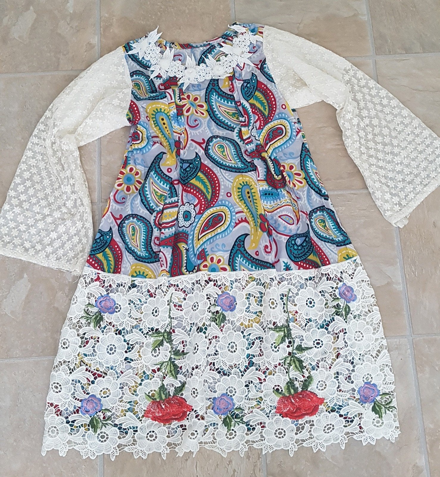Vrolijke jurk met paisley print en kanten details 164/170, Kinderen en Baby's, Ophalen of Verzenden, Nieuw, Meisje, Jurk of Rok