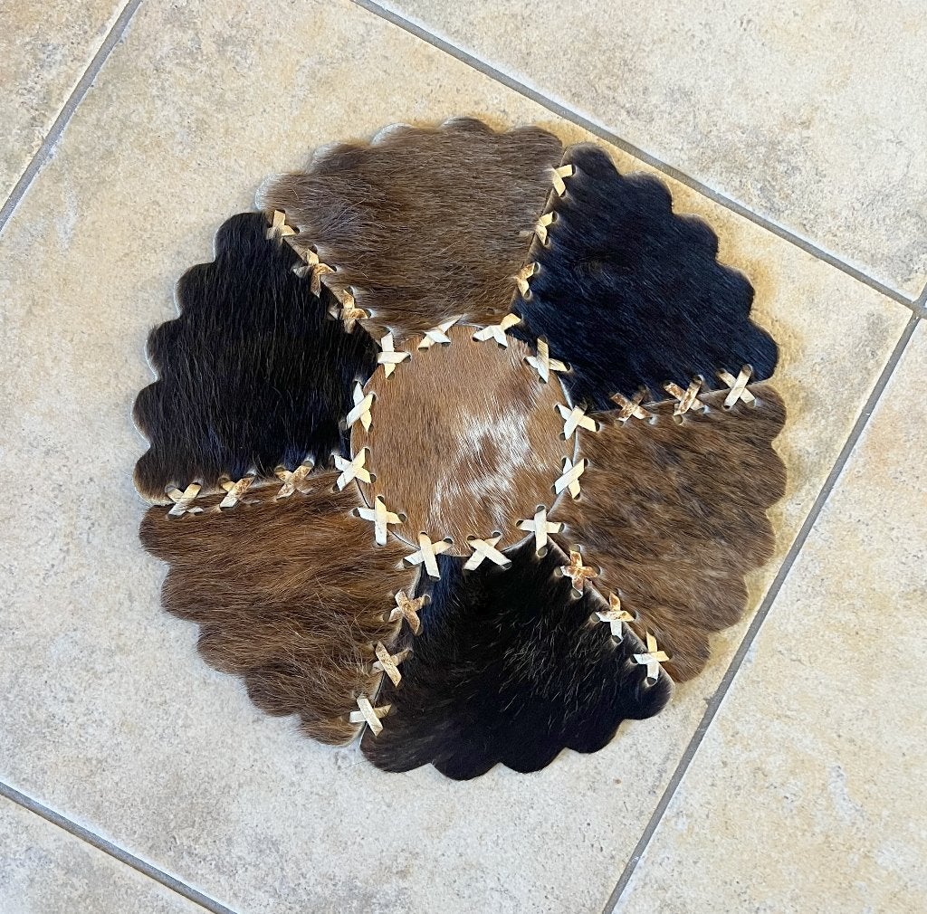 een rond vintage tafelkleedje van koeienhuid 25 cm., Overige materialen, 25 cm, Rond, 25 cm