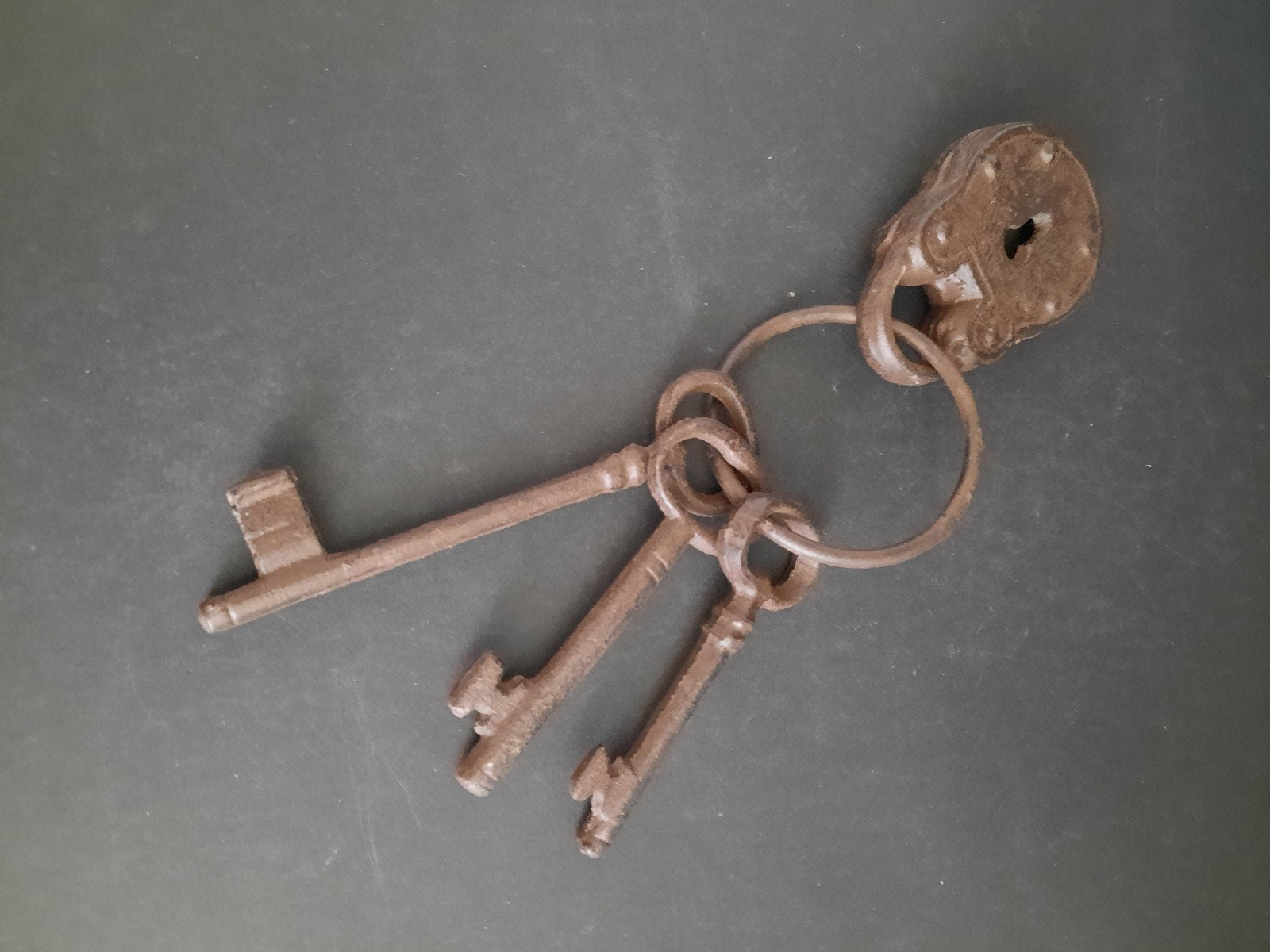 Decoratief ovaal gietijzeren slot met sleutels, Onbekend, Nieuw, Ophalen of Verzenden, Onbekend
