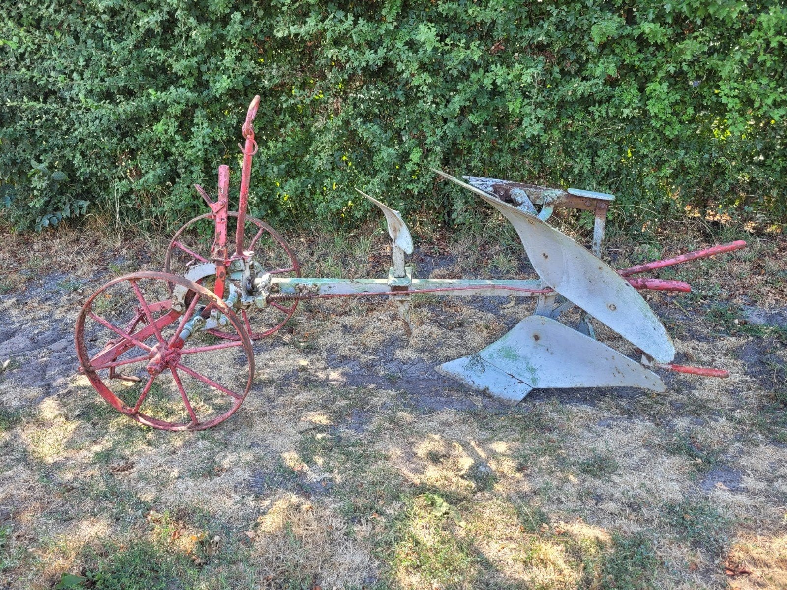 Antieke ploeg met wielen - Ideaal voor decoratie, Ophalen of Verzenden, Akkerbouw, Grondbewerking