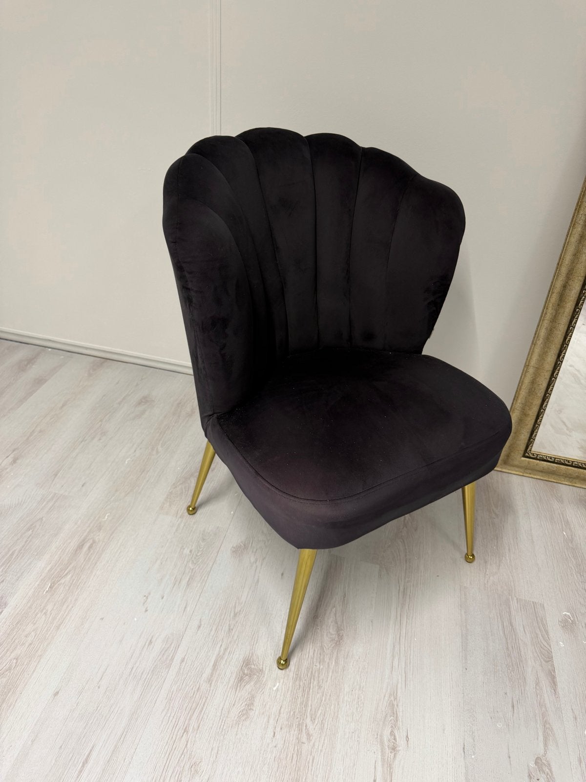 Elegante zwarte fluwelen stoel met gouden poten, Ophalen, Zwart, Zo goed als nieuw, Eén