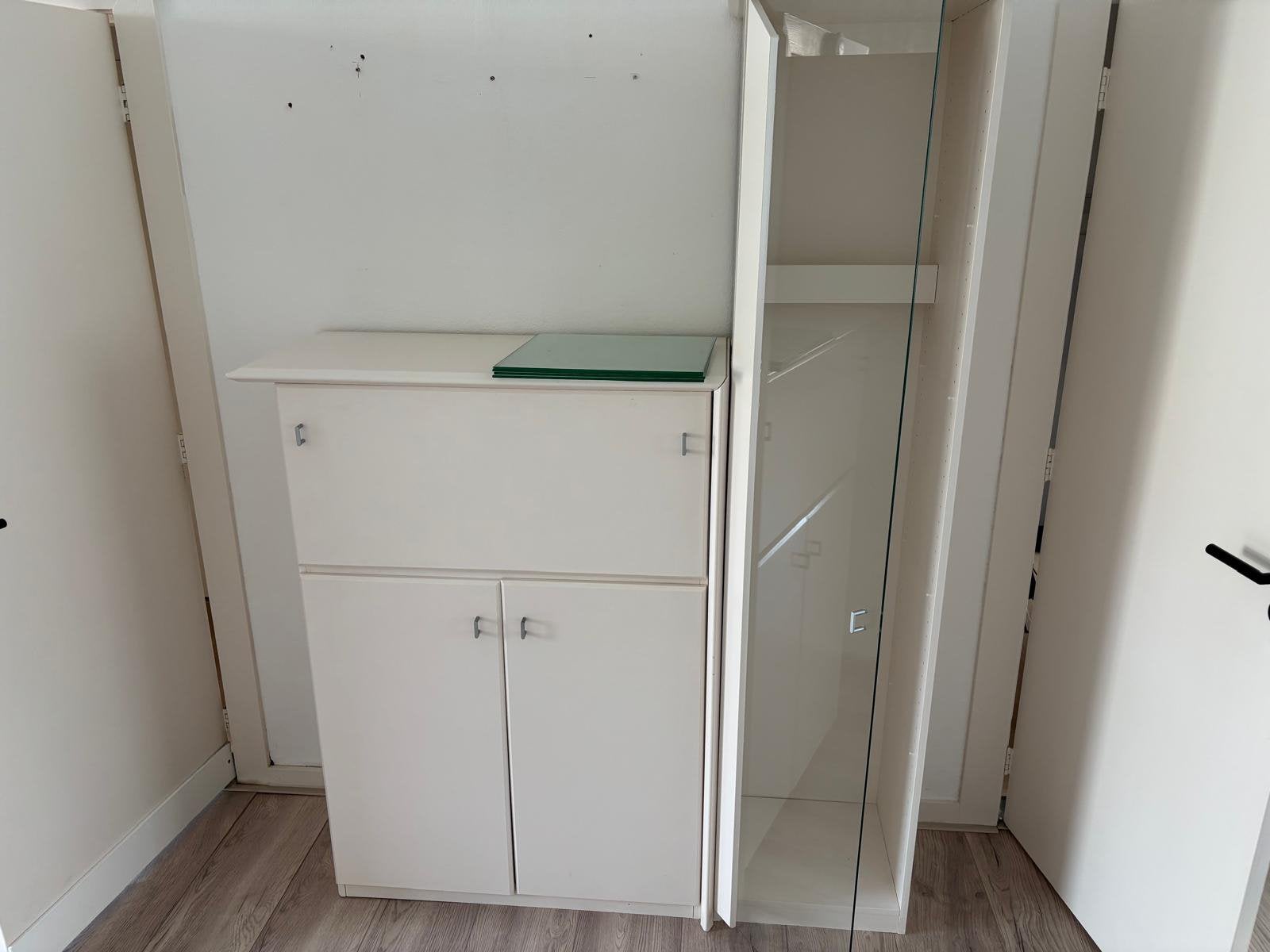 GRATIS: Witte vitrinekast (Katwijk), Huis en Inrichting, Ophalen, 50 tot 100 cm, Zo goed als nieuw, 150 tot 200 cm