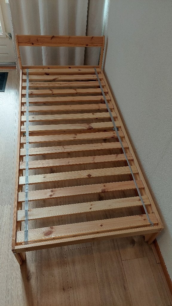 Ikea Neiden 90x200 houten eenpersoonsbed / bed + lattenbodem, Ophalen, Gebruikt, 90 cm, 200 cm