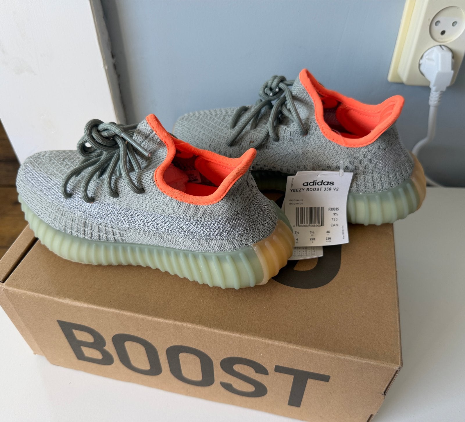 Adidas yeezy boost 350 v2, Ophalen of Verzenden, Nieuw, Groen, Sneakers of Gympen