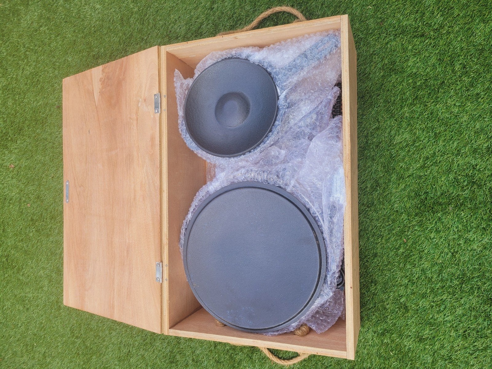 Gietijzeren pannenset met houten kist - Nieuw, Huis en Inrichting, Ophalen, Gietijzer, Nieuw, Pannenset