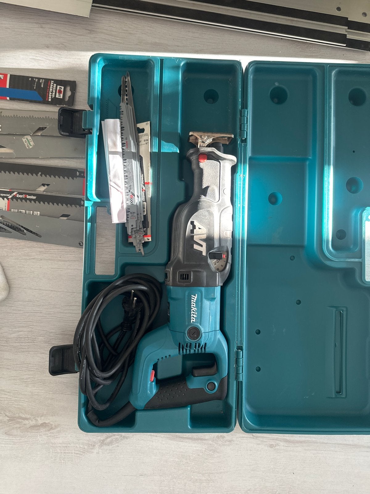 Makita JR3070CT Reciprozaag met zaagbladen in koffer, Gebruikt, 70 mm of meer, Ophalen of Verzenden, Reciprozaag