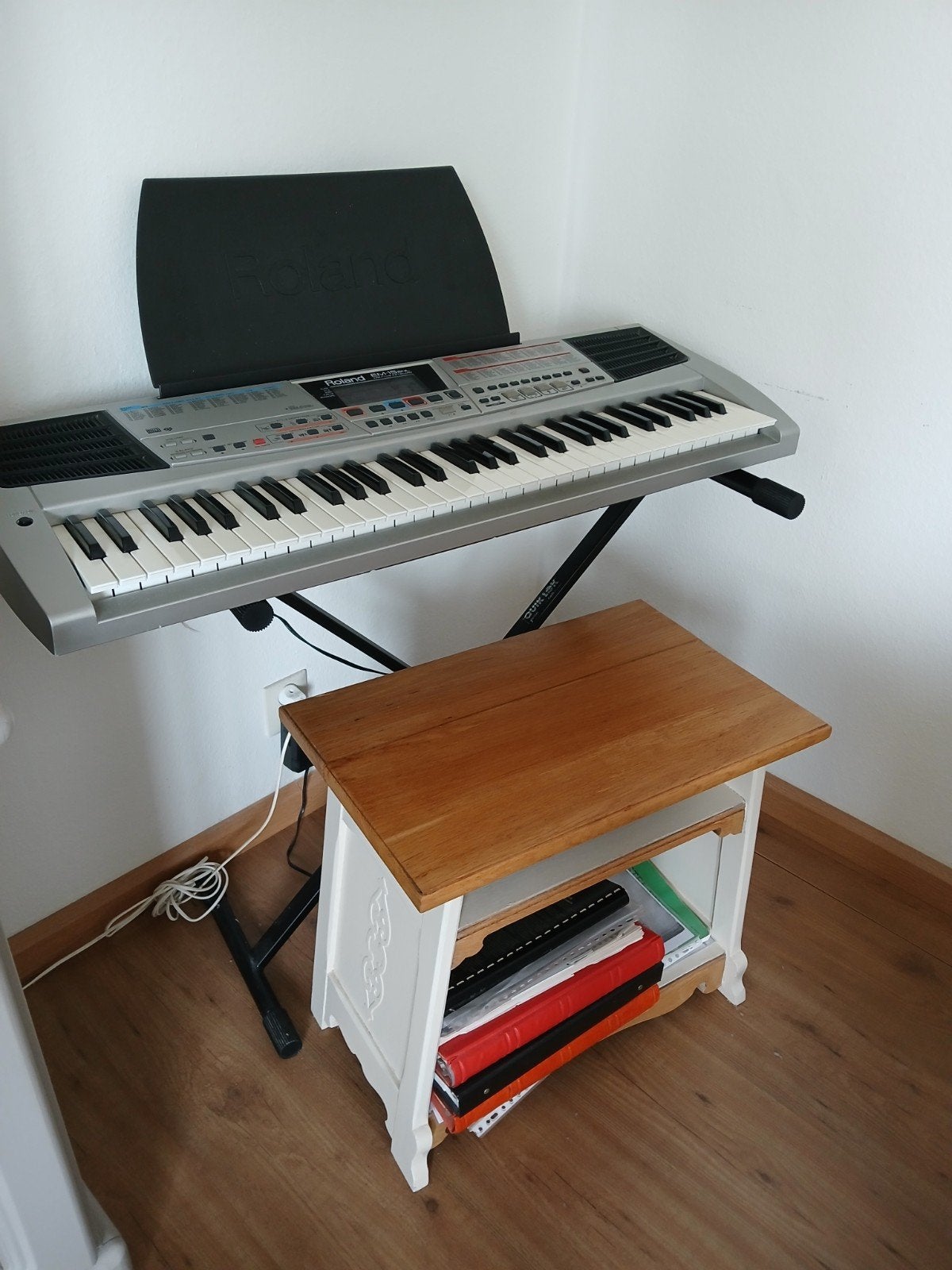 Roland EM-15 keyboard met standaard& orgelkruk, bladmuziek.l, Ophalen, Roland, Met standaard, 61 toetsen
