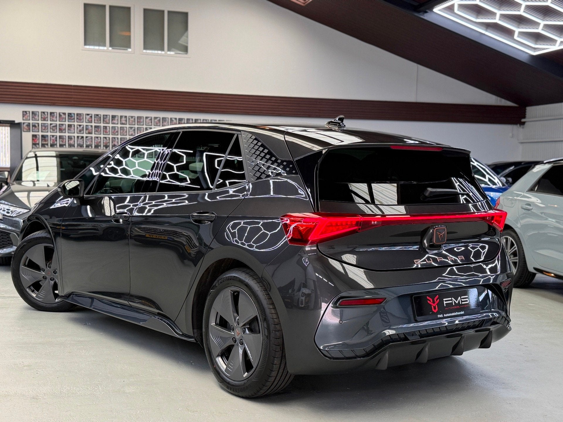 CUPRA Born Essential 62 kWh CarPlay 204 pk, Auto's, Automaat, Gebruikt, Zwart, Met garantie (alle)