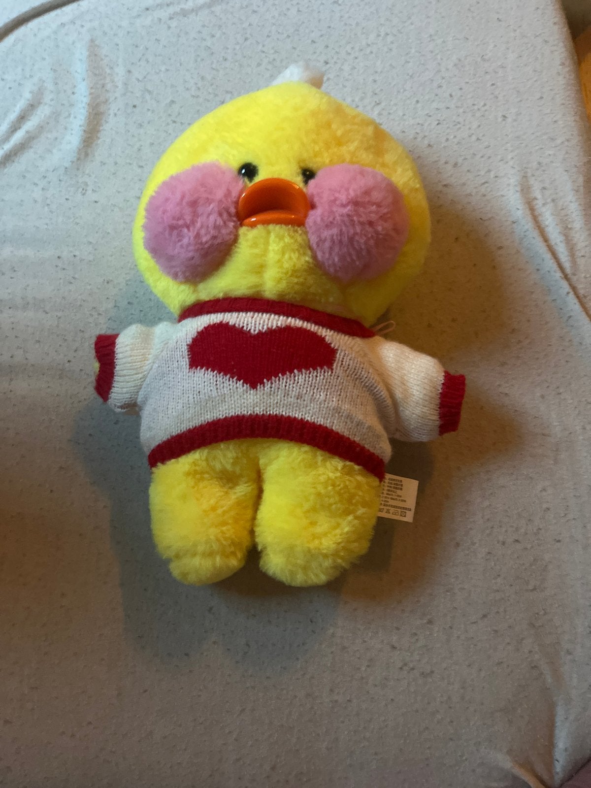 Leuke gele eend knuffel met trui, Gebruikt, Geel, Ophalen of Verzenden, Met kleding of accessoire