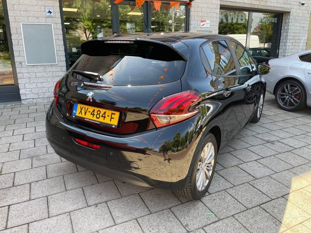 Peugeot 208 1.2 Signature Navi 4x Nw banden Distri VV, Auto's, Gebruikt, Euro 6, 1199 cc, 1055 kg