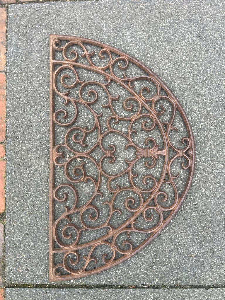 Decoratieve gietijzeren deurmat, halfrond 68x40, Ophalen of Verzenden, Gebruikt, Gietijzer, Binnen