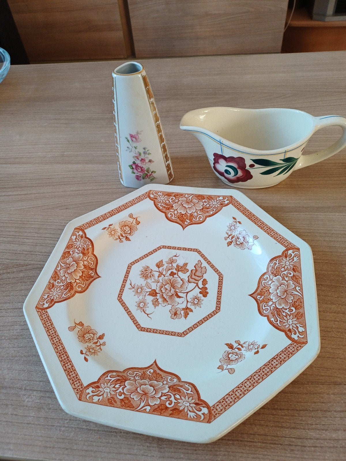 Vintage Serviesgoed: Bord, Vaasje en Sauskom, Ophalen of Verzenden