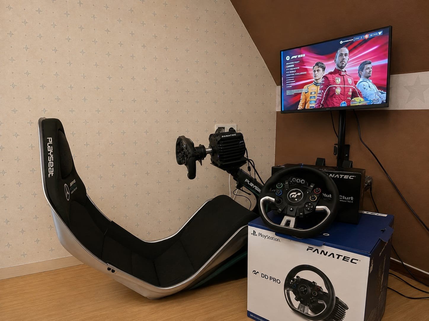 Foto 2 van Fanatec DD Pro Racestuur met Playseat en accessoires
