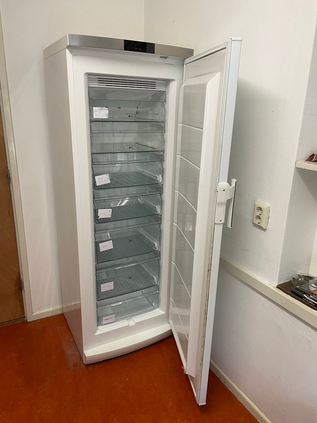 AEG Vriezer hoog - 67x67x185 cm, Ophalen, 200 liter of meer, 60 cm of meer, Met aparte vriezer
