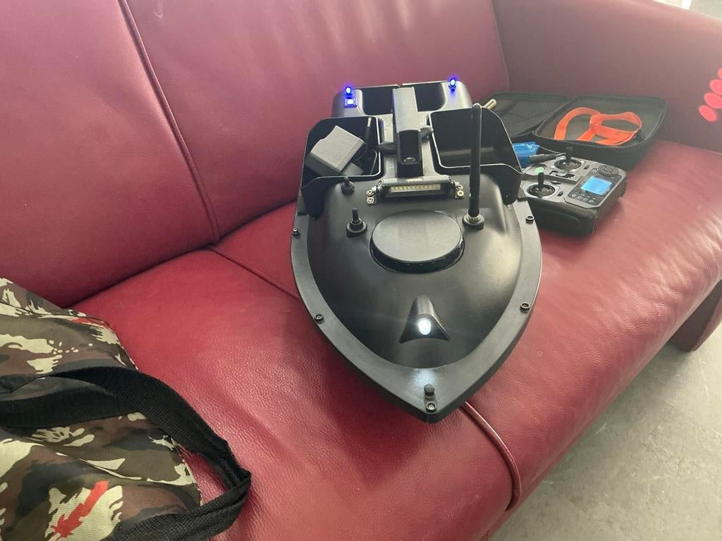 Voerboot karper met GPS, 3 voerbakken en 2 accu's, Watersport en Boten, Hengelsport | Algemeen, Ophalen of Verzenden, Gebruikt