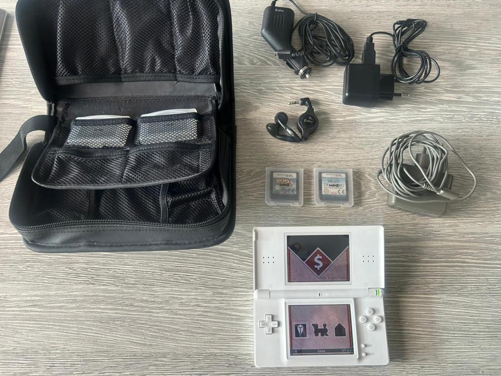 Nintendo DS Lite Wit met R4 kaart, games en accessoires, Spelcomputers en Games, Spelcomputers | Nintendo DS, Ophalen, Wit, DS Lite